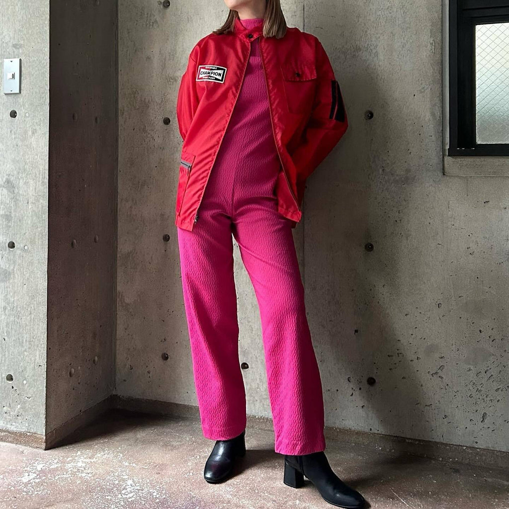 【赤×ピンク】古着のジャンプスーツを使ったPOPコーディネート