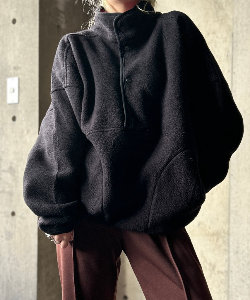 赤のジャンプスーツをメインに使ったコーディネートのご紹介 | H