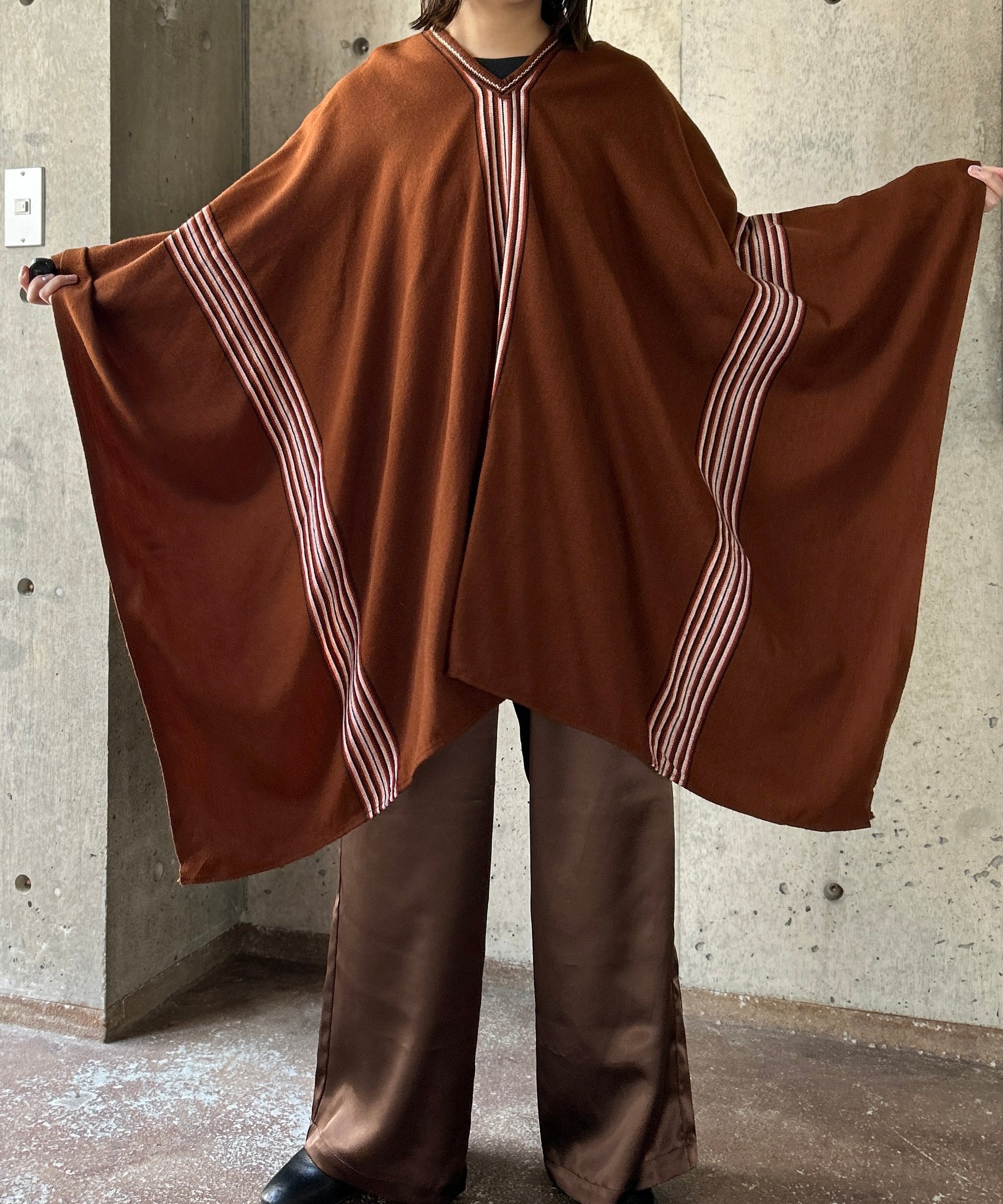Brown Line Poncho – H アッシュ