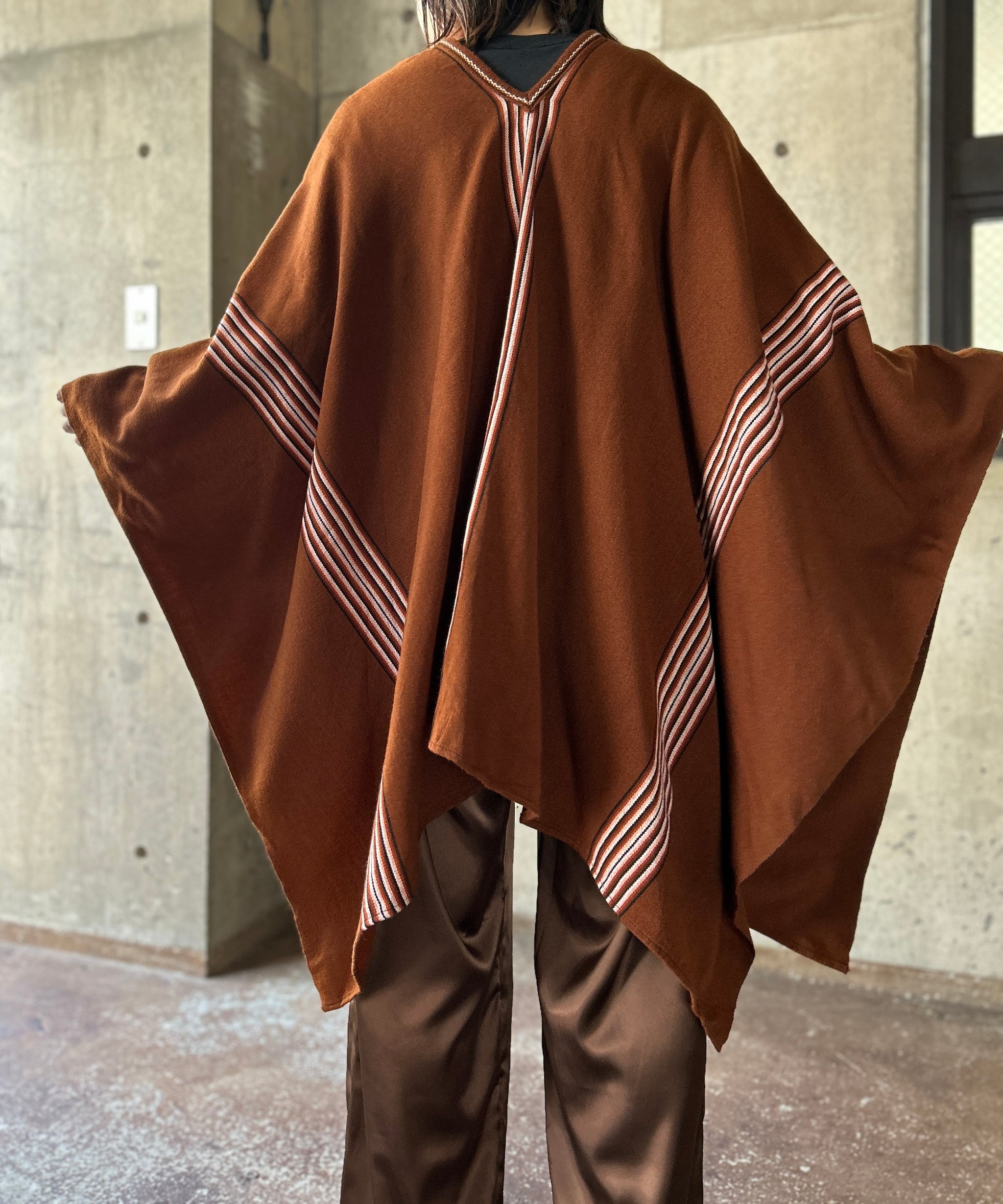 TAKESHI KOSAKA ダークブラウン ポンチョ Brown Line Poncho – H アッシュ