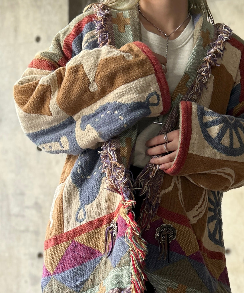 赤のジャンプスーツをメインに使ったコーディネートのご紹介 | H