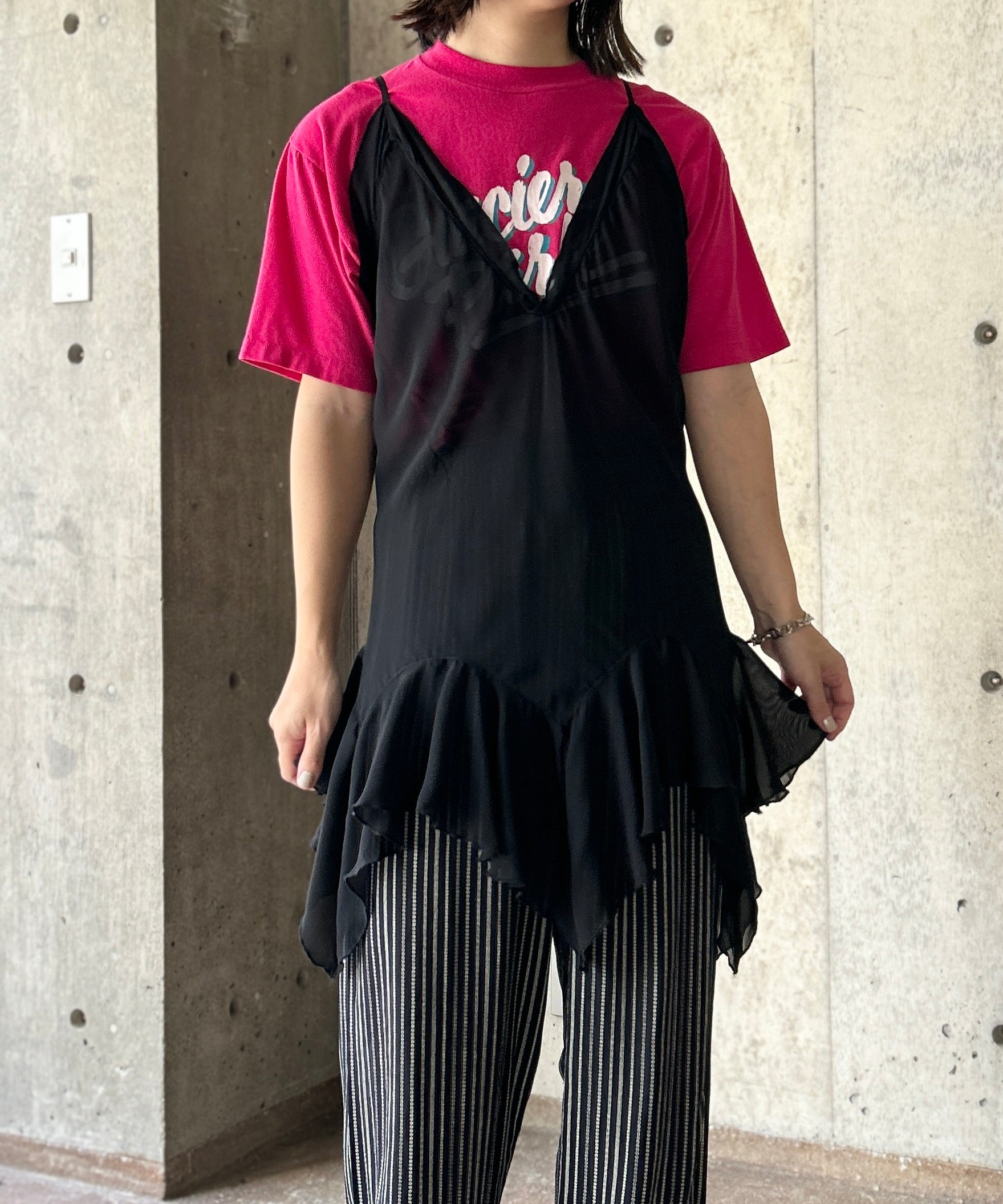 HACHE アッシュ　サロペット　フレアパンツ　フリル　ロングワンピースブラック She's Closet（シーズクローゼット）の「肩フリルショルダー