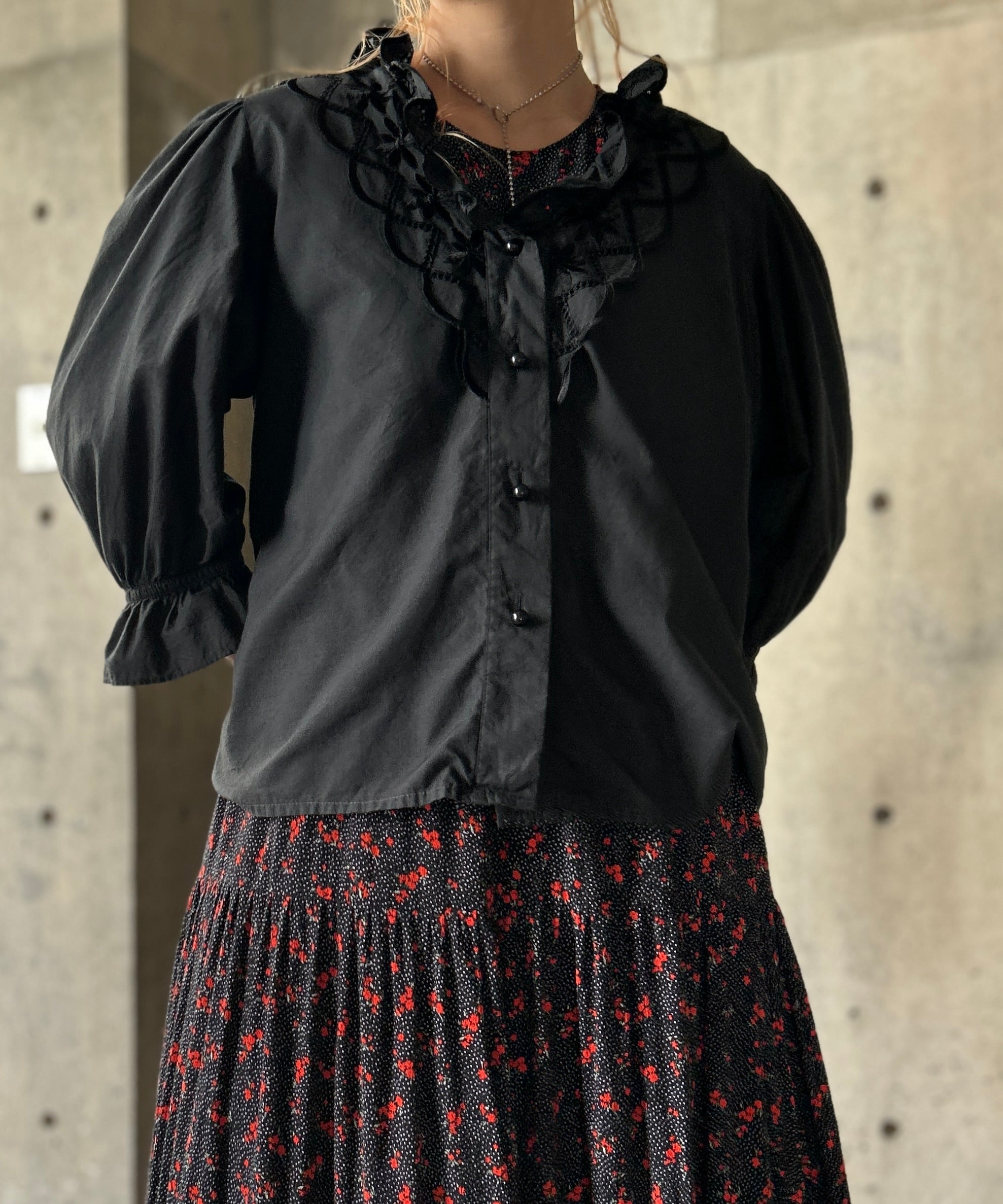 Embroidery Frill Black Blouse – H アッシュ